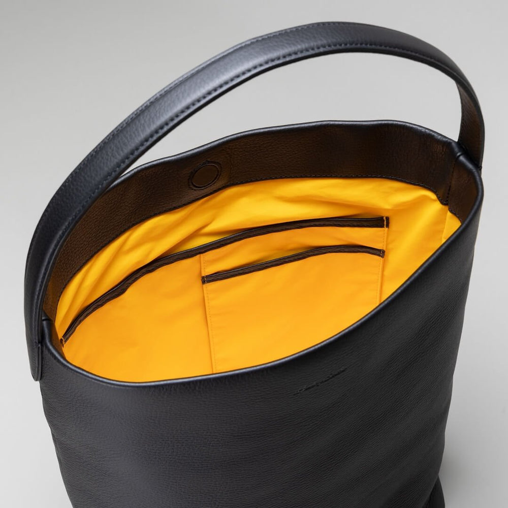 The Soft Bucket [ザ・ソフト・バケット] 日本でつくる、本革なのに